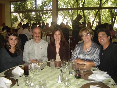 Erica, Dr. González, Mayra, Adriana y Toño